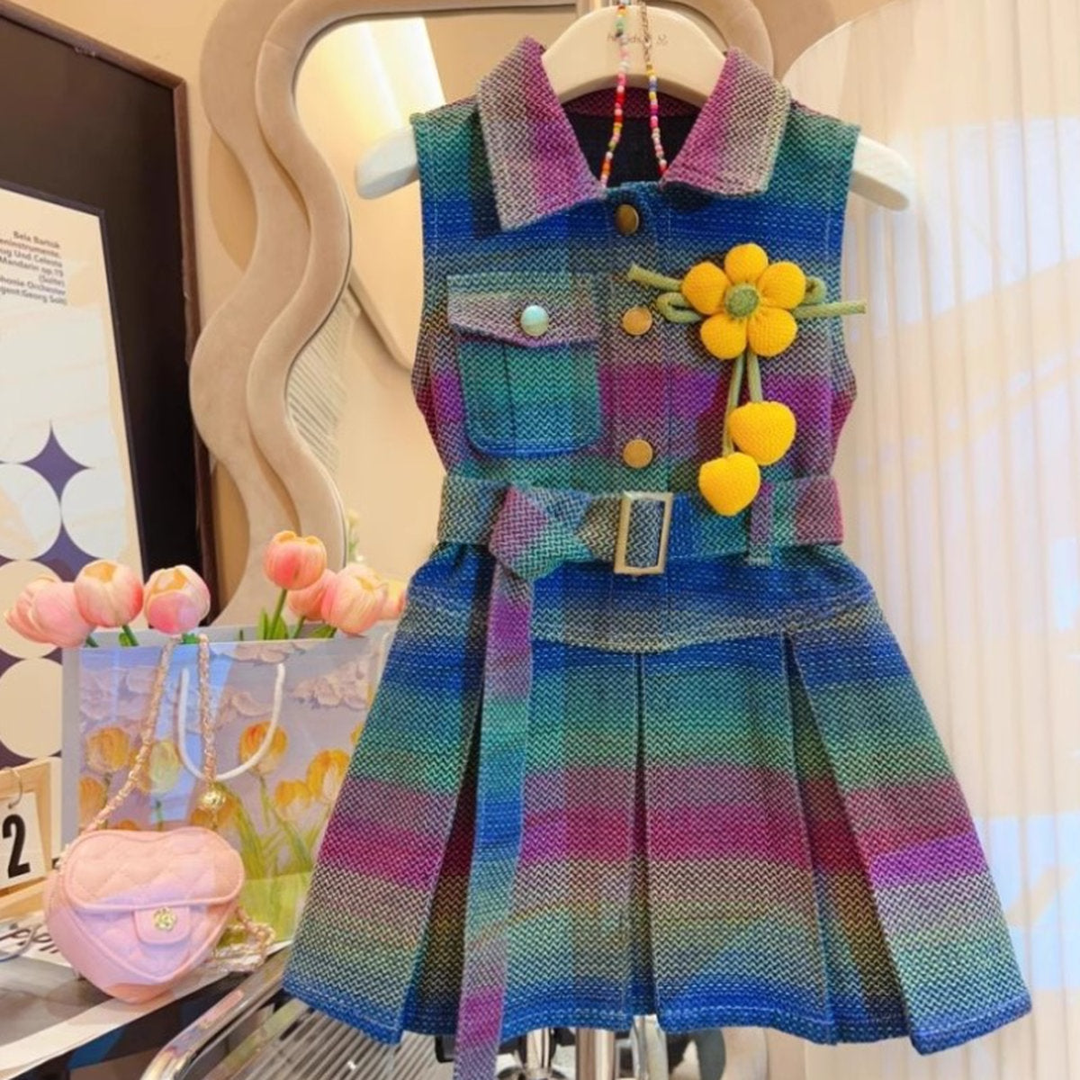 Rainbow Denim Elbise – Renkli Kuşaklı, Çiçek Detaylı (2-8 Yaş)