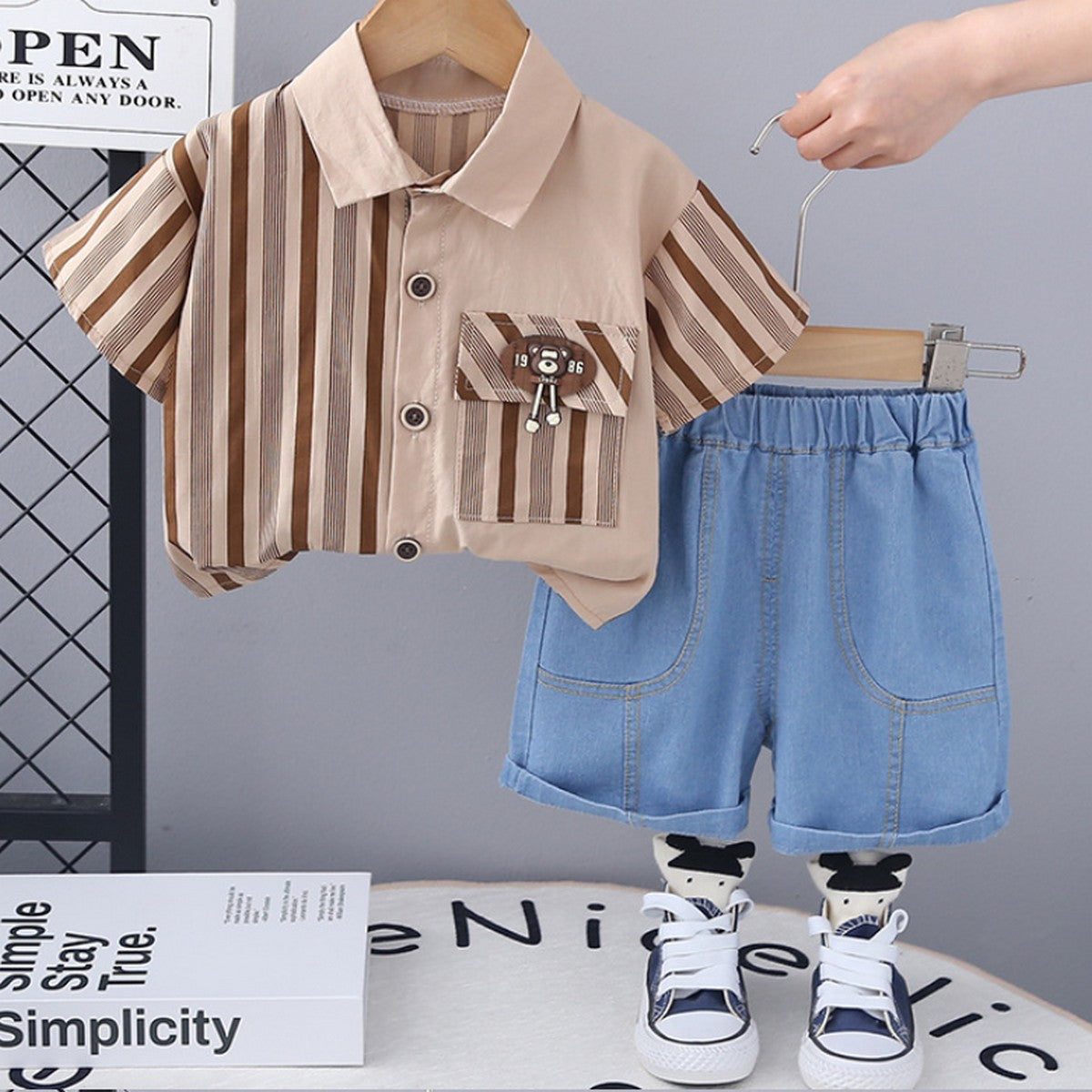 Dik Yaka Çizgili Gömlek ve Kot Şortlu Erkek Çocuk Takımı 1-5 Yaş