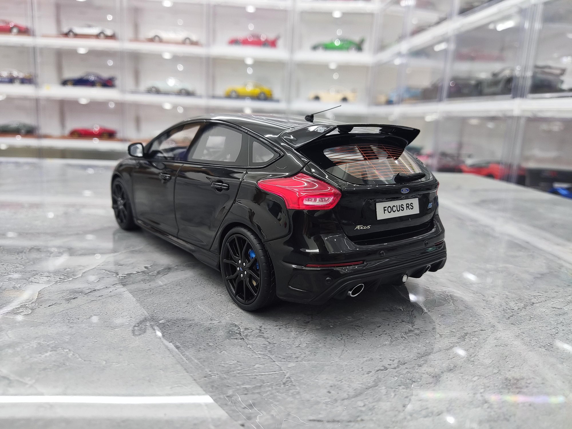 Siyah Renk Ford Focus 1/18 Ölçekli Model Araç