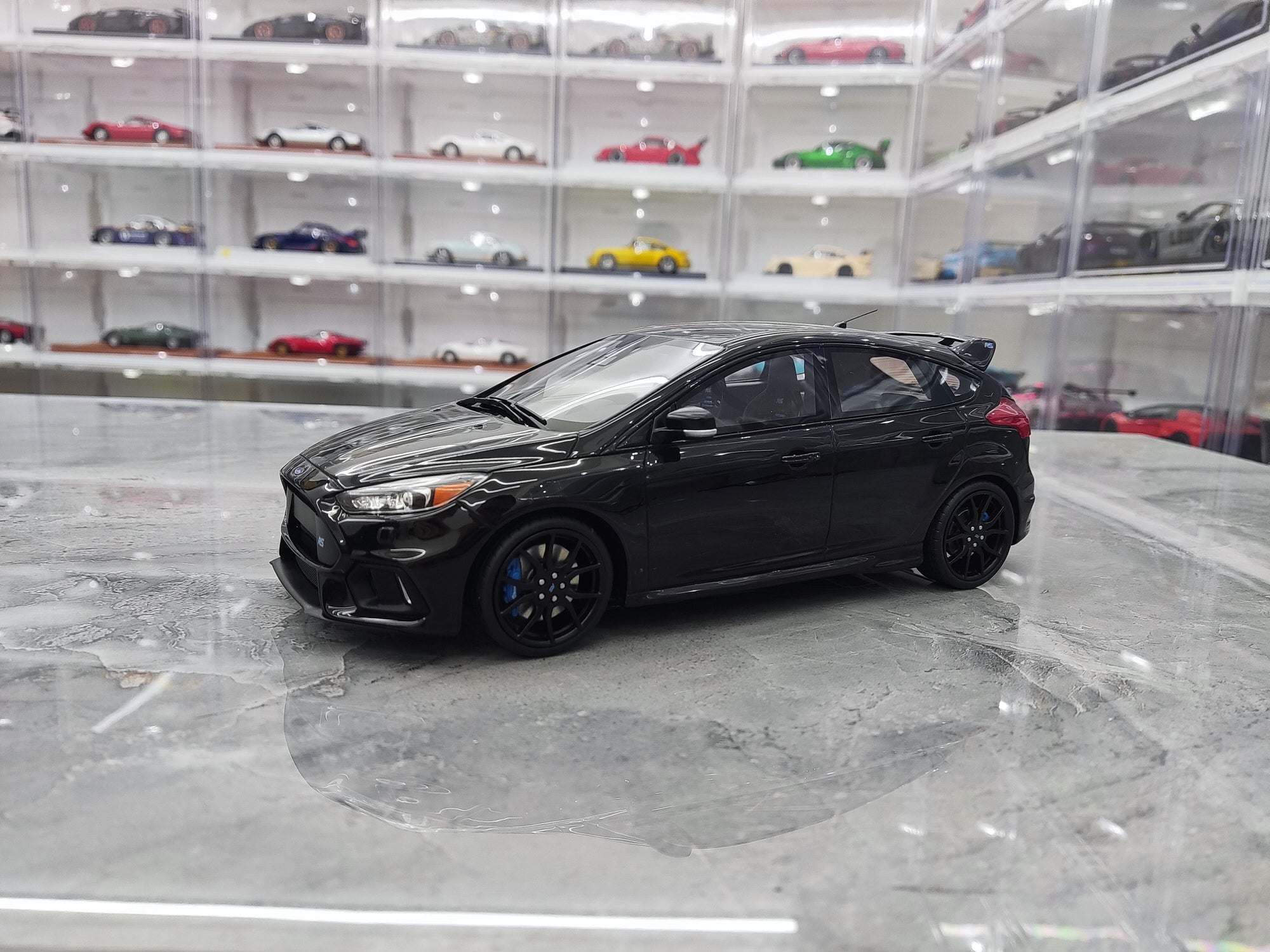 Siyah Renk Ford Focus 1/18 Ölçekli Model Araç