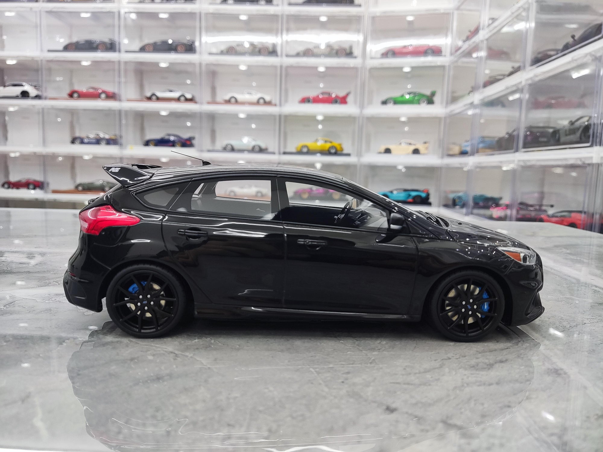 Siyah Renk Ford Focus 1/18 Ölçekli Model Araç