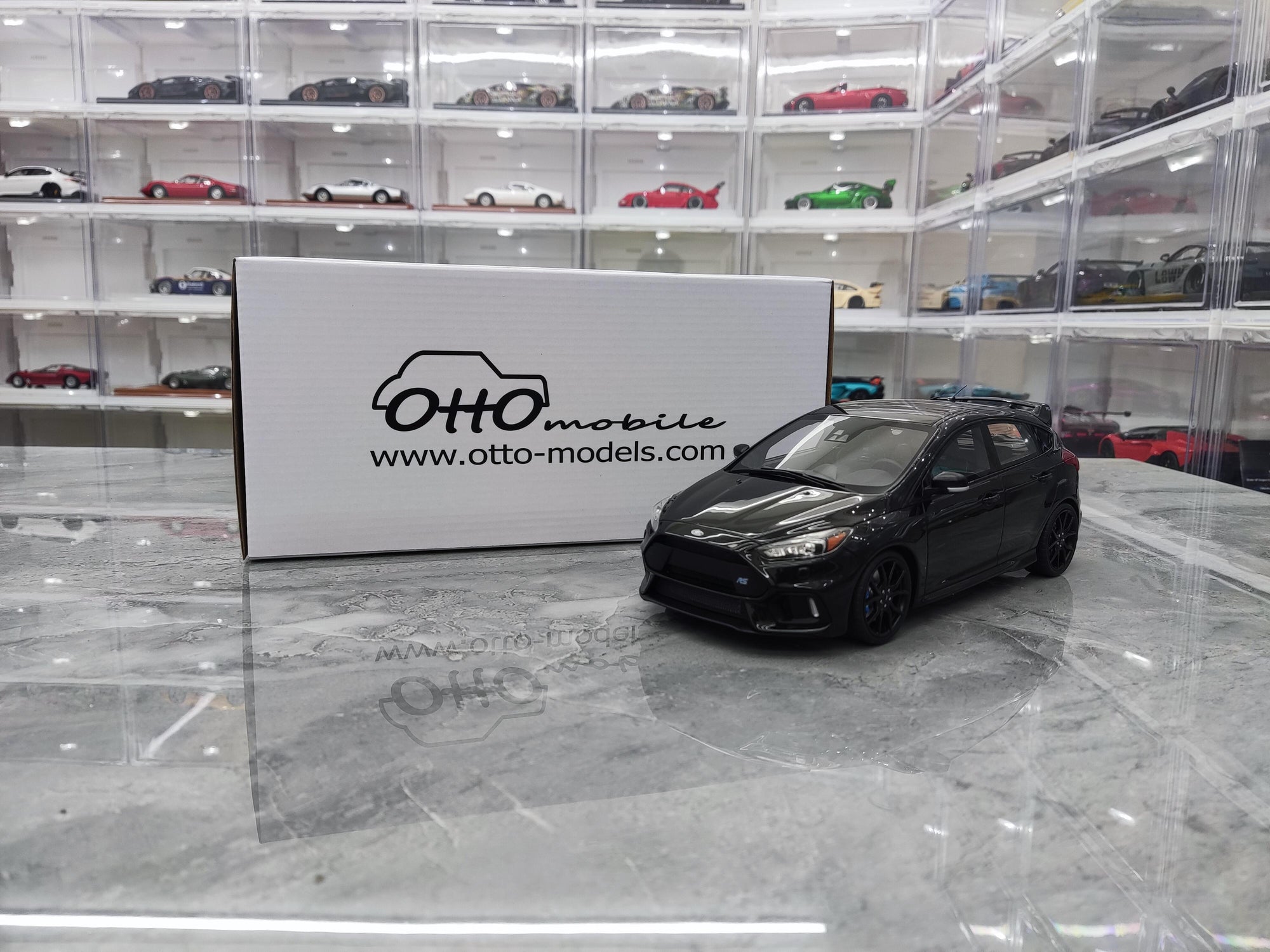 Siyah Renk Ford Focus 1/18 Ölçekli Model Araç