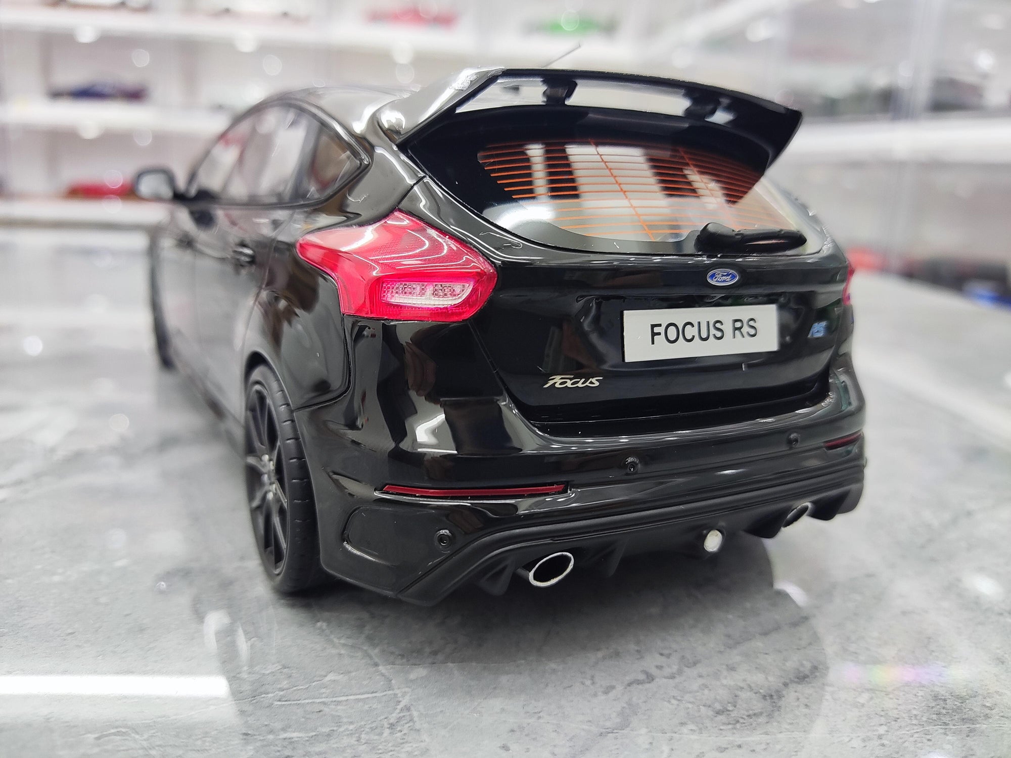Siyah Renk Ford Focus 1/18 Ölçekli Model Araç