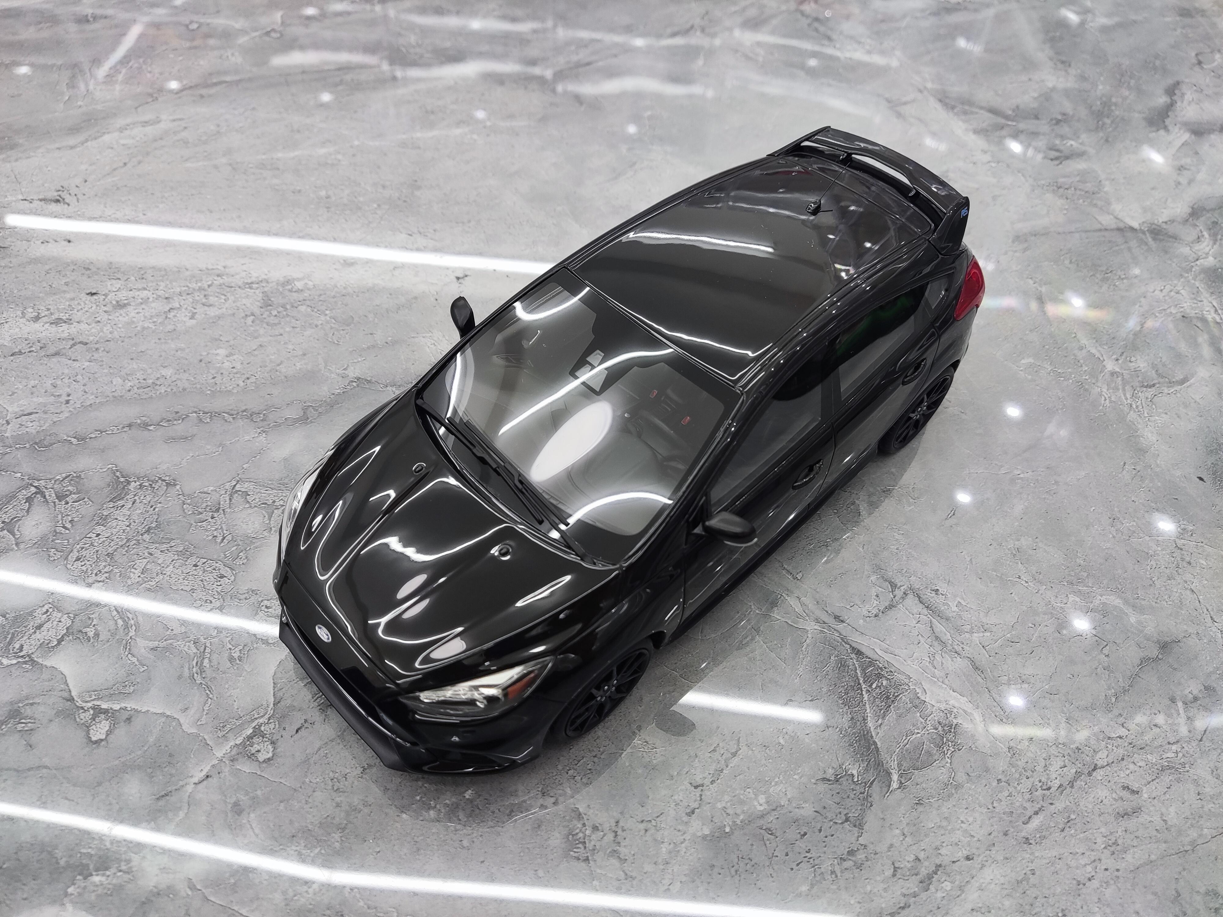 Siyah Renk Ford Focus 1/18 Ölçekli Model Araç
