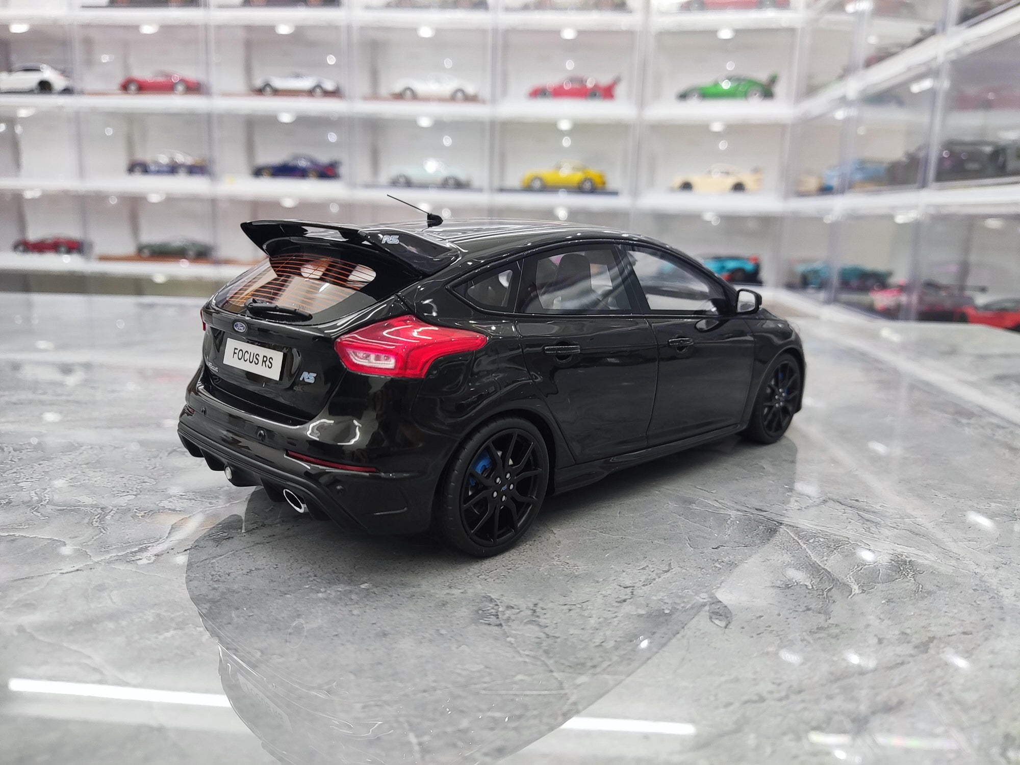 Siyah Renk Ford Focus 1/18 Ölçekli Model Araç