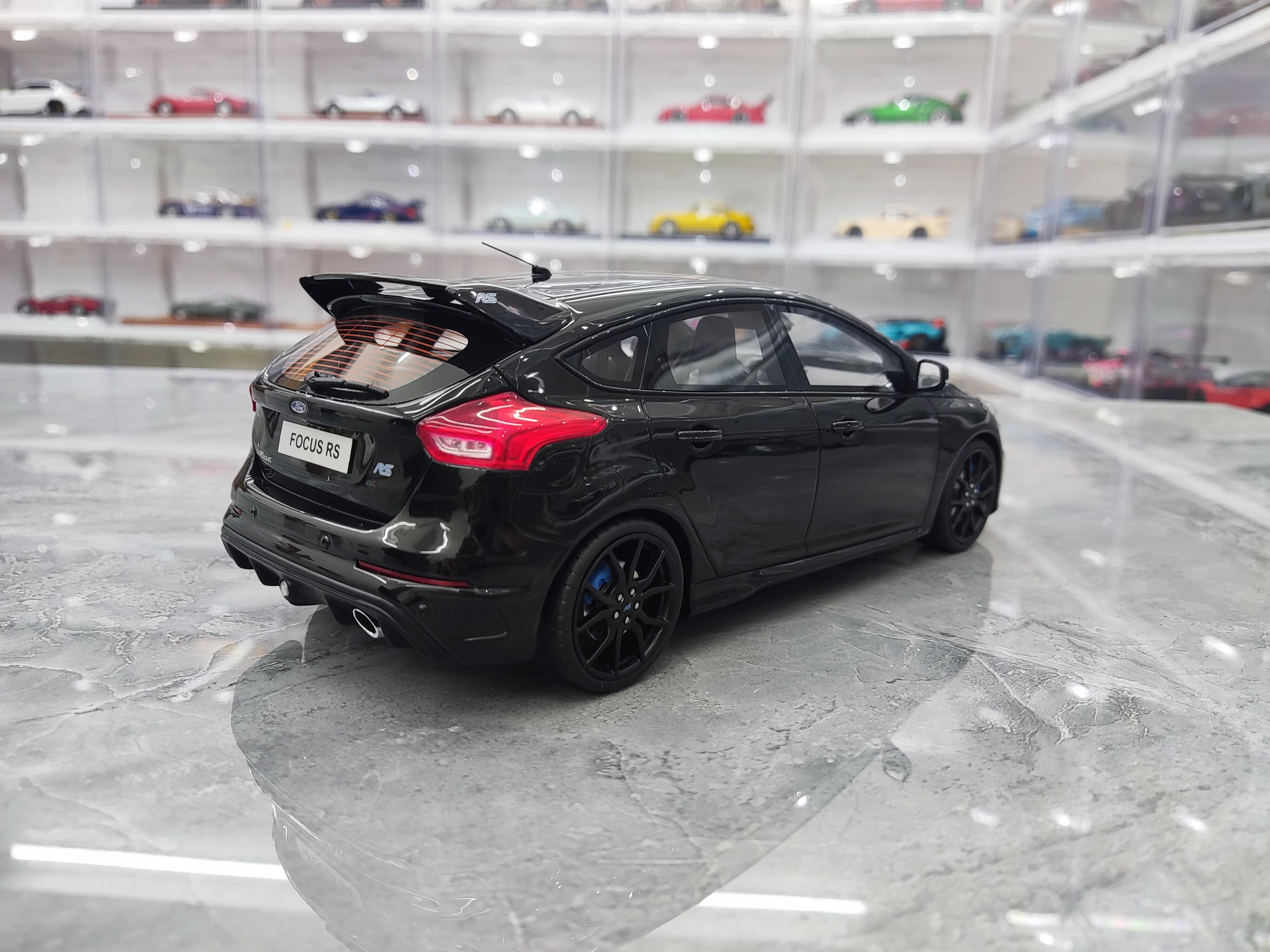 Siyah Renk Ford Focus 1/18 Ölçekli Model Araç