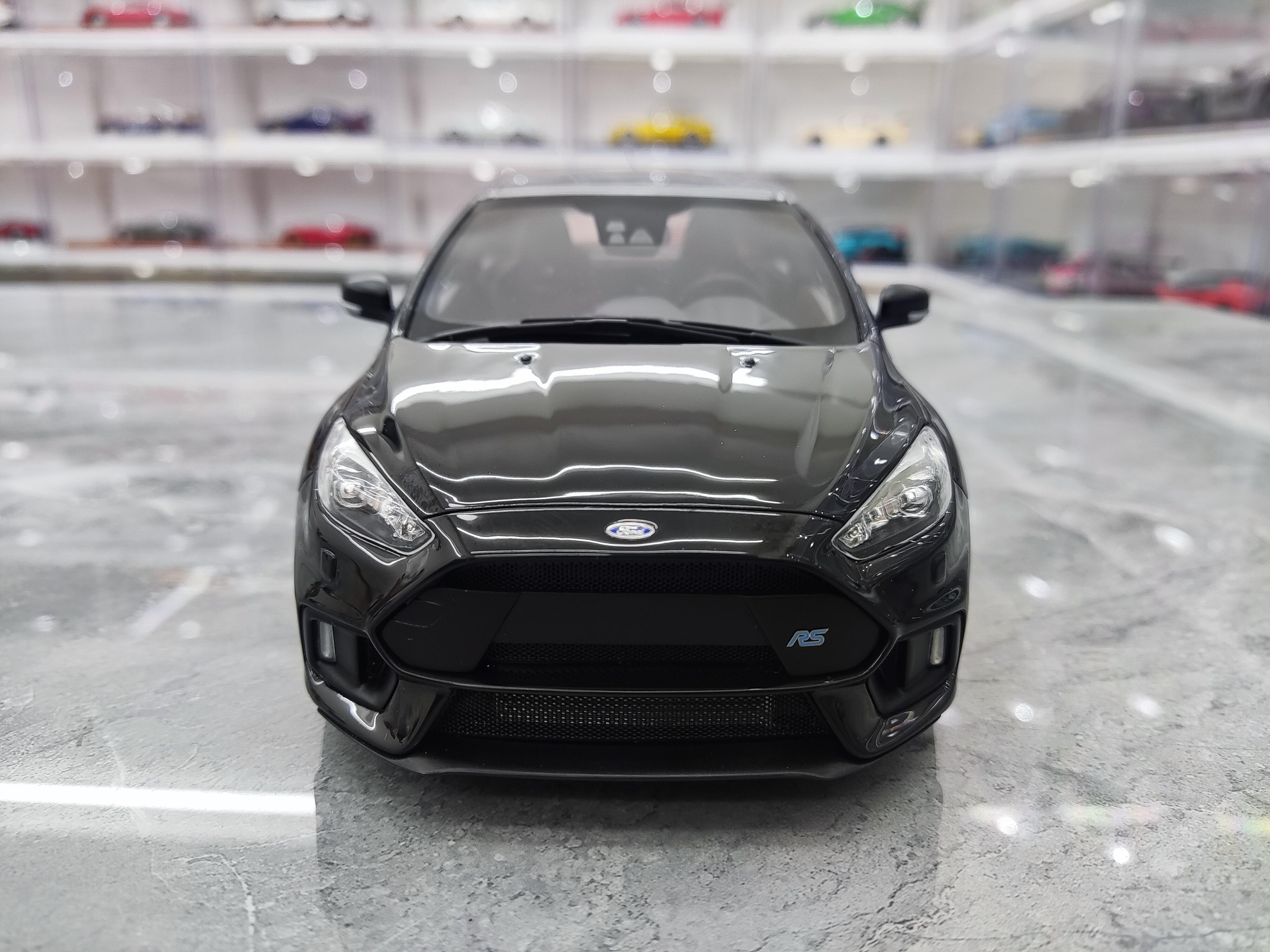 Siyah Renk Ford Focus 1/18 Ölçekli Model Araç