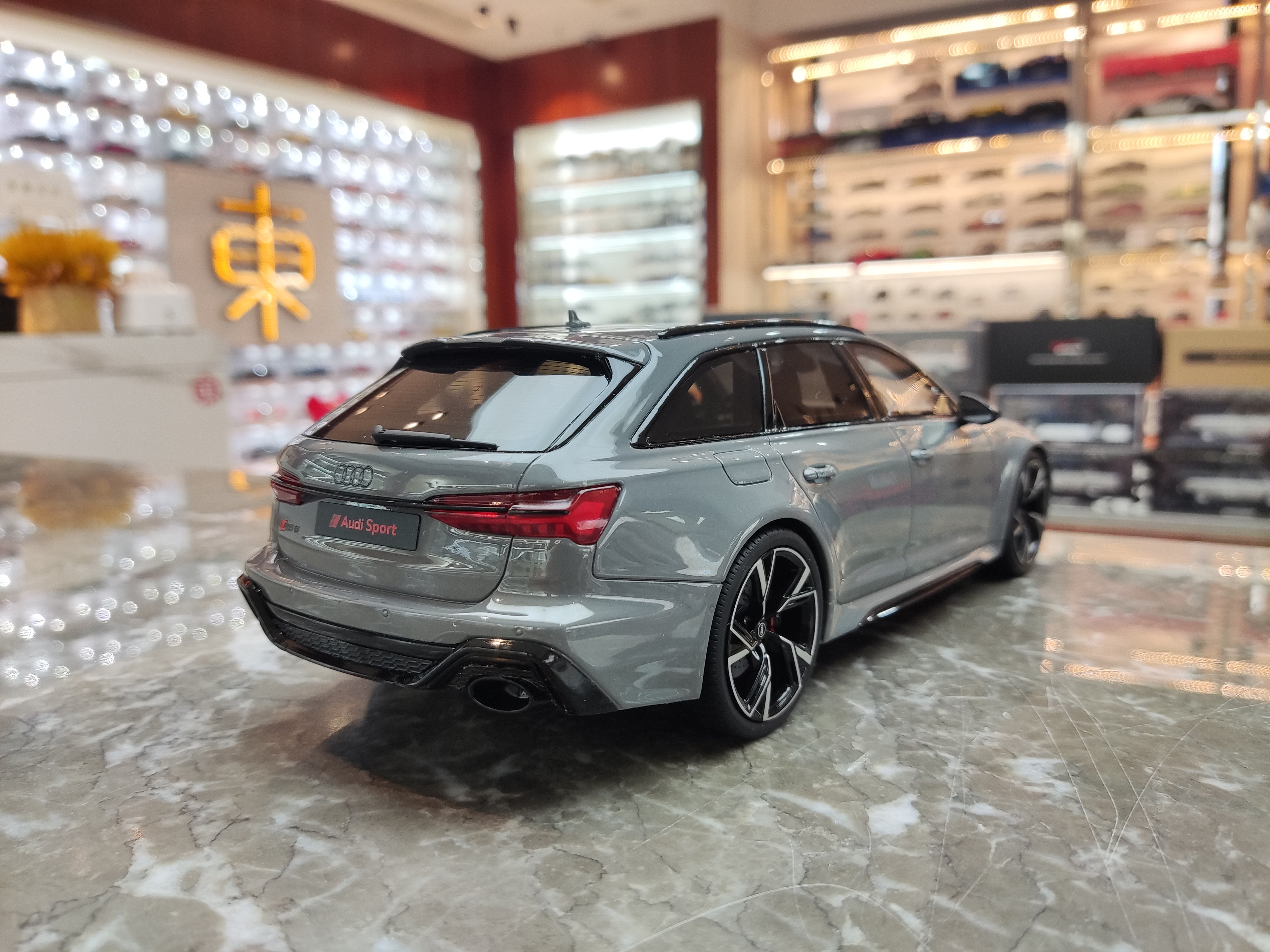 Audi RS6 C8-1/18 Ölçekli Model Araç