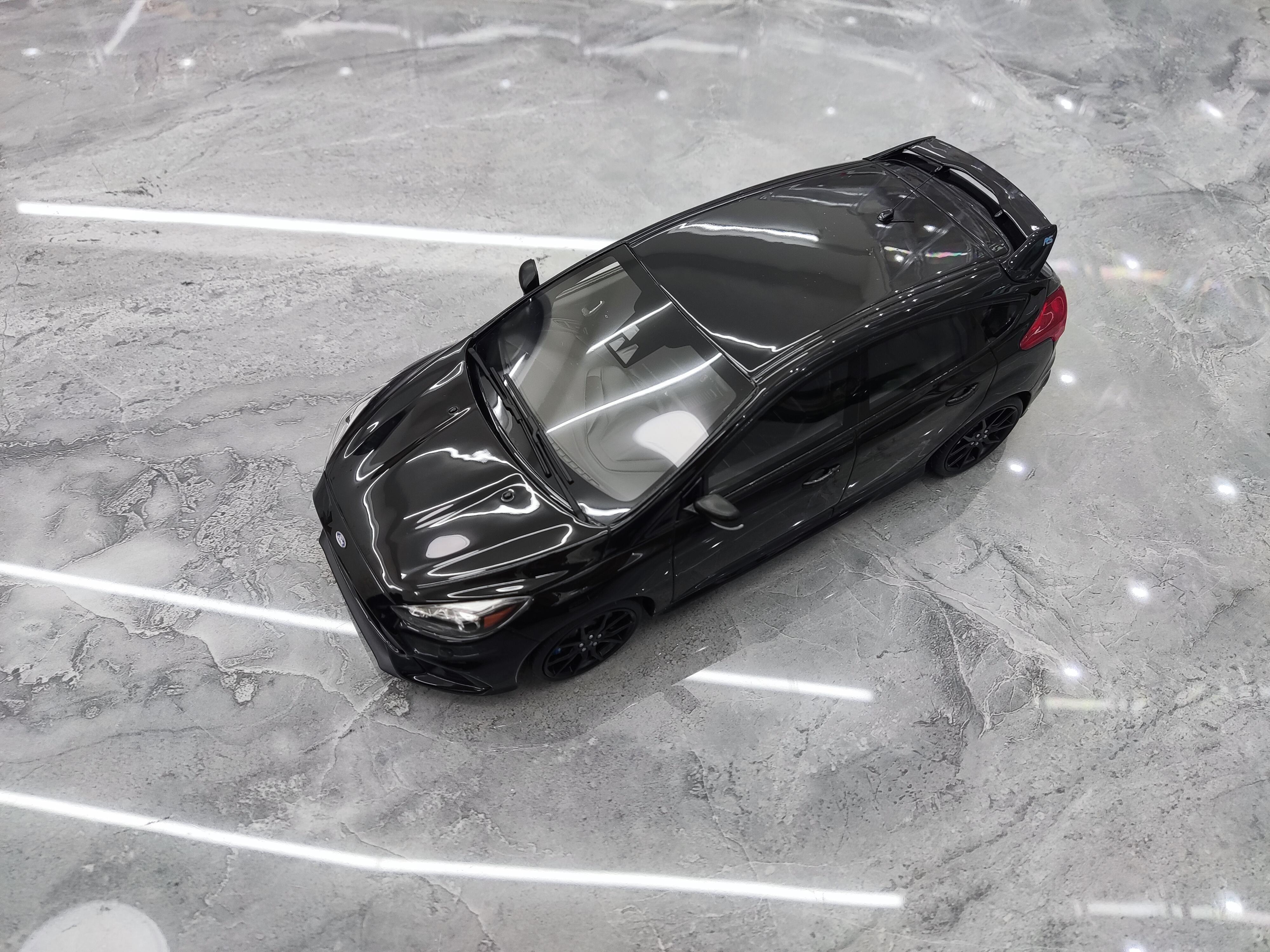 Siyah Renk Ford Focus 1/18 Ölçekli Model Araç