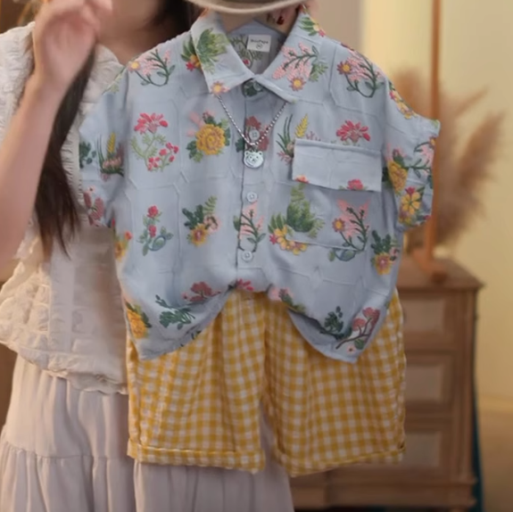 Çiçek Desenli Gömlek & Sarı Ekoseli Şort Takımı – 1-8 Yaş Unisex