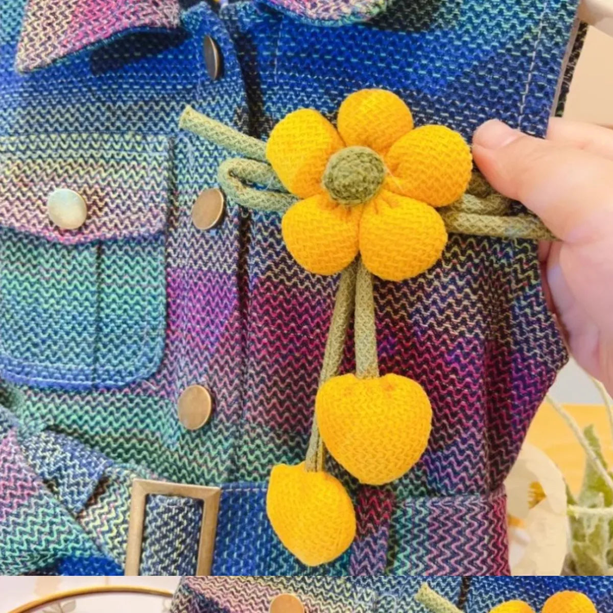 Rainbow Denim Elbise – Renkli Kuşaklı, Çiçek Detaylı (2-8 Yaş)