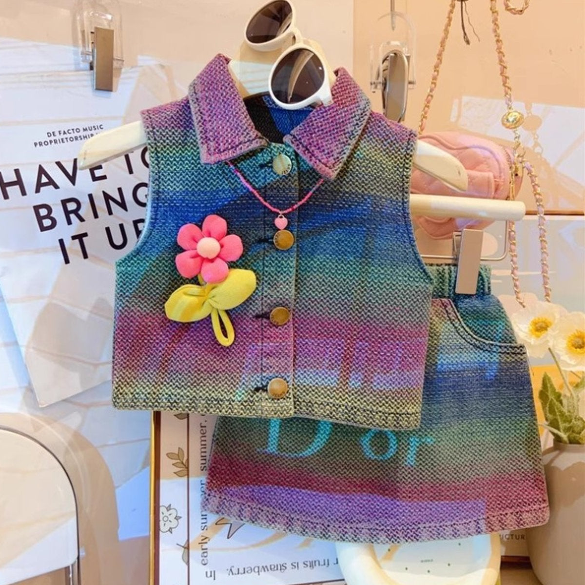 Rainbow Denim Elbise – Renkli Kuşaklı, Çiçek Detaylı (2-8 Yaş)