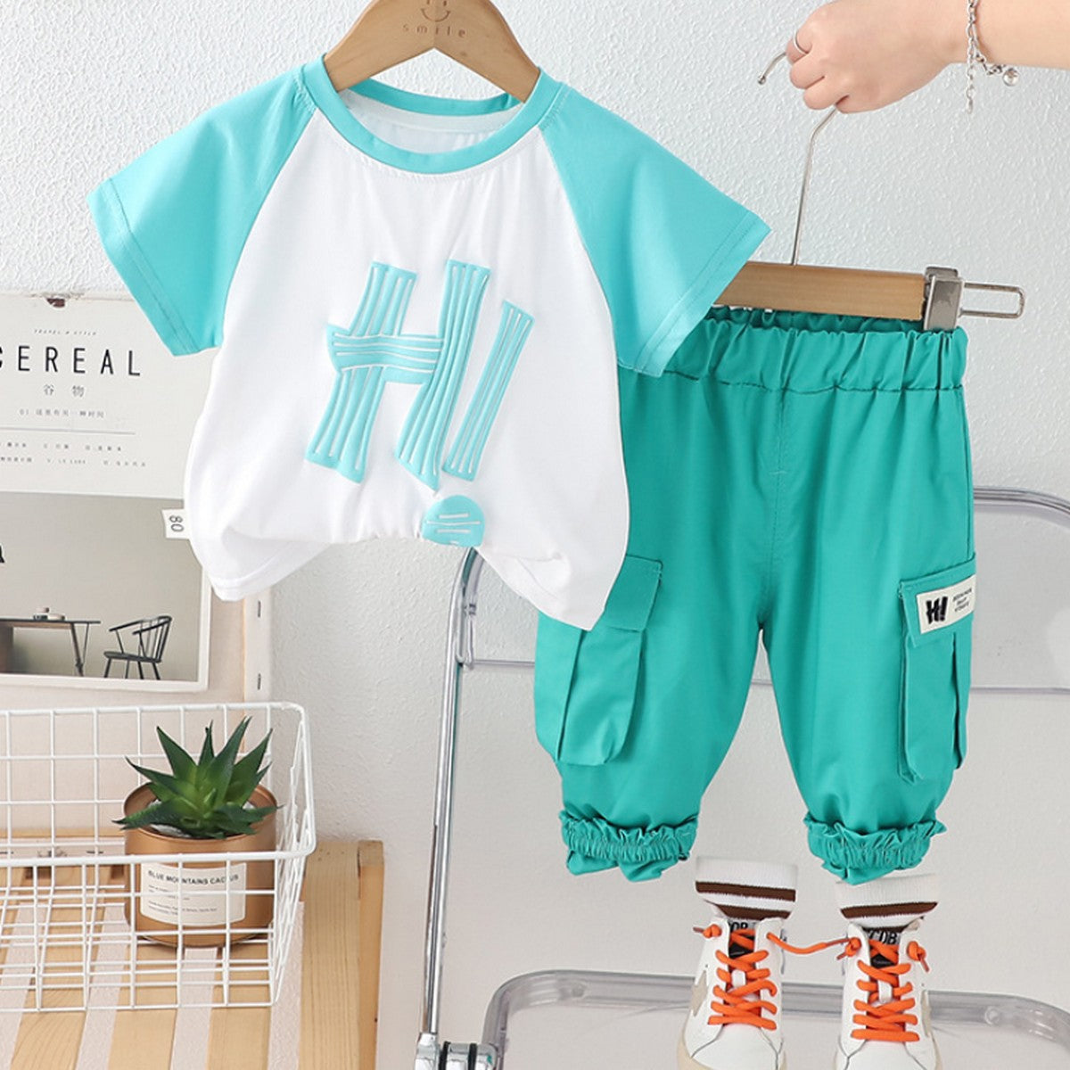 1-5 Yaş Turkuaz ‘HI’ Baskılı Tişört ve Cepli Pantolon Takımı