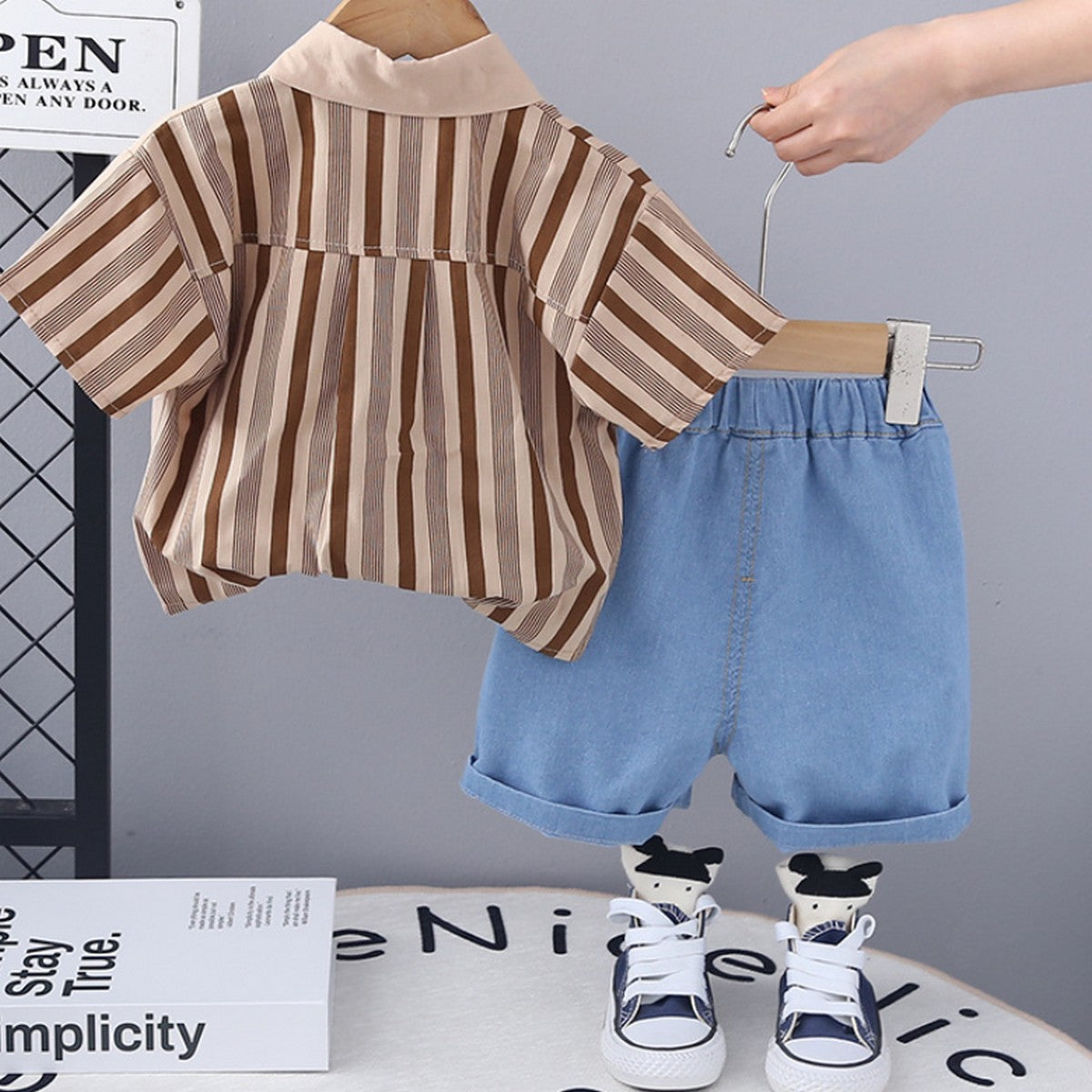 Dik Yaka Çizgili Gömlek ve Kot Şortlu Erkek Çocuk Takımı 1-5 Yaş