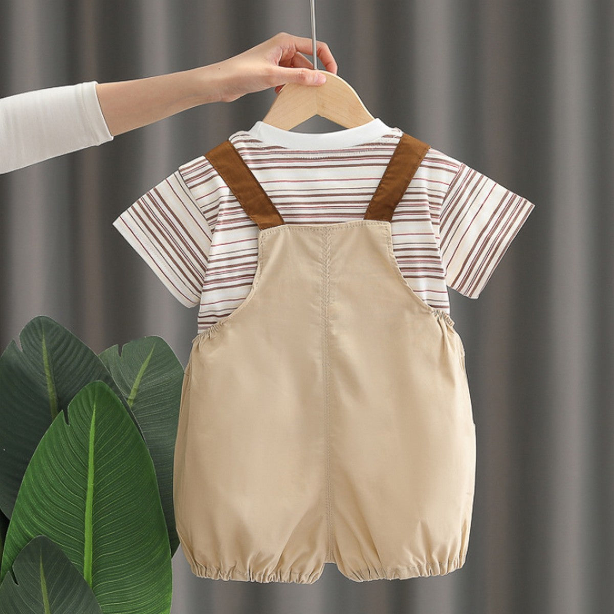 1-5 Yaş Çizgili Tişört ve Peluş Tavşanlı Bej Salopet Takımı