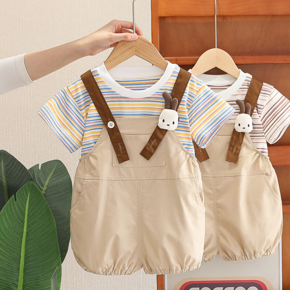 1-5 Yaş Renkli Çizgili Tişört ve Tavşan Figürlü Bej Salopet Takımı