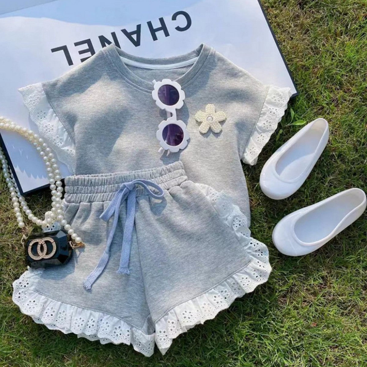 1-6 Yaş Fırfır Detaylı Gri Şort Takımı – Çiçek Aplike