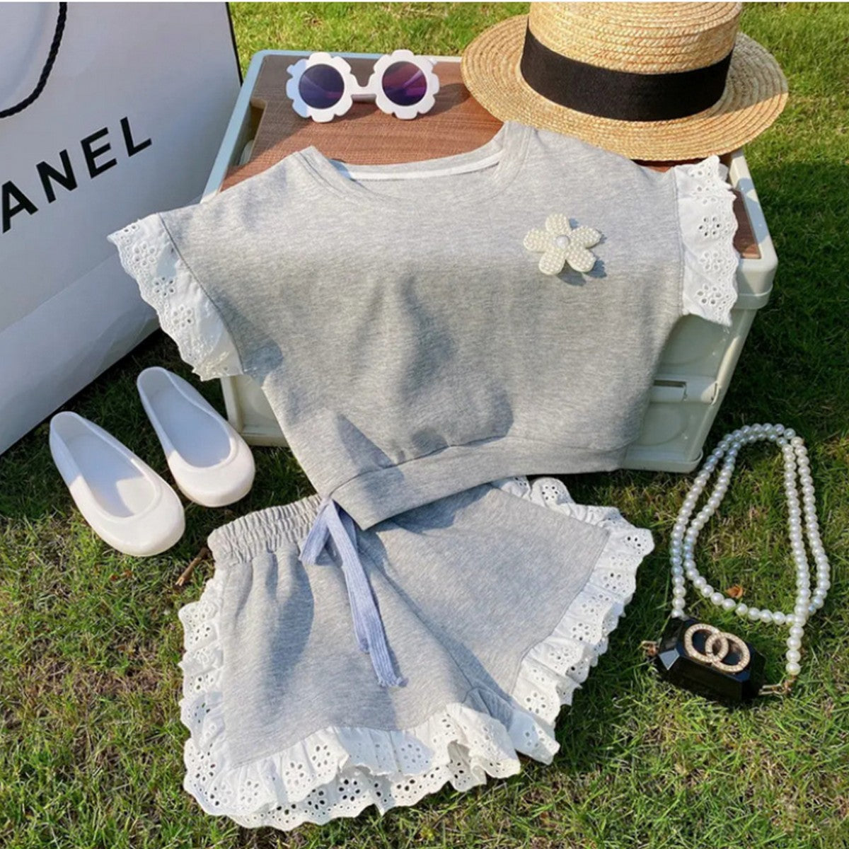 1-6 Yaş Fırfır Detaylı Gri Şort Takımı – Çiçek Aplike