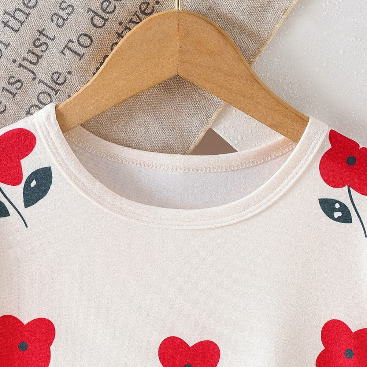 2-7 Yaş Kırmızı Çiçek Baskılı Tişört ve Pileli Kırmızı Etek Takımı